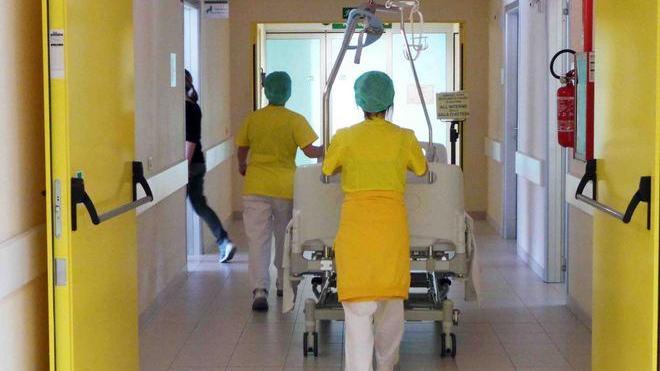 Cede cancello, paura per bimba