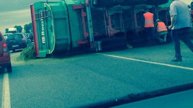 Mezzo agricolo si rovescia sulla strada per Cona