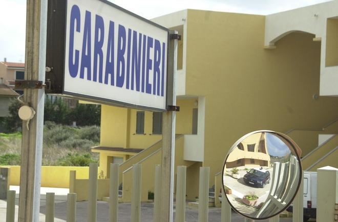 Con il coltello minaccia la convinvente e i carabinieri, arrestato 