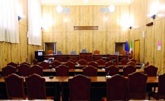 Minaccia la mamma e la rapina di venti euro 