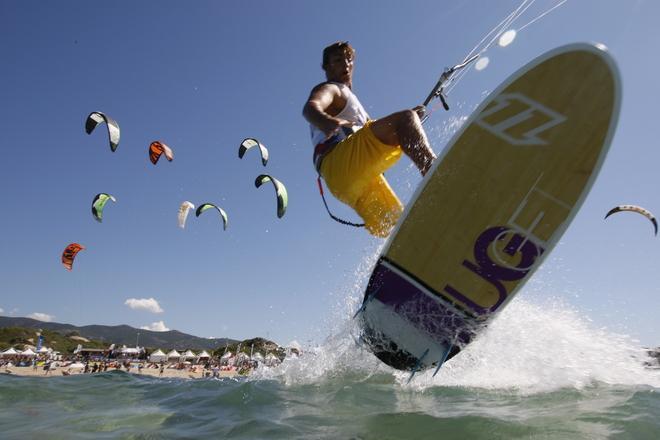 Al Poetto via ai campionati mondiali di kitesurf 