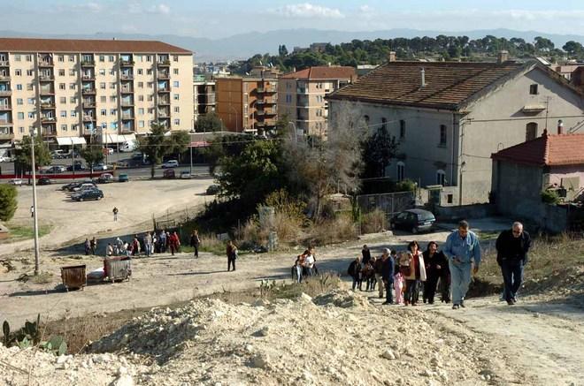 Sterpaglia a fuoco sul colle di Tuvumannu, coltre di fumo arriva nelle case 
