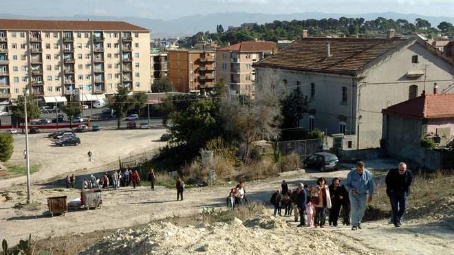 Sterpaglia a fuoco sul colle di Tuvumannu, coltre di fumo arriva nelle case