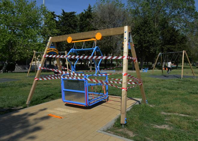 Danneggiata l’altalena per disabili