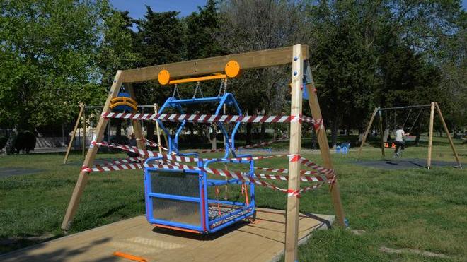 Danneggiata l’altalena per disabili