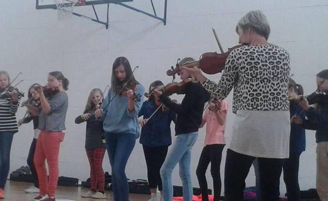 San Teodoro, musiciste svedesi a scuola
