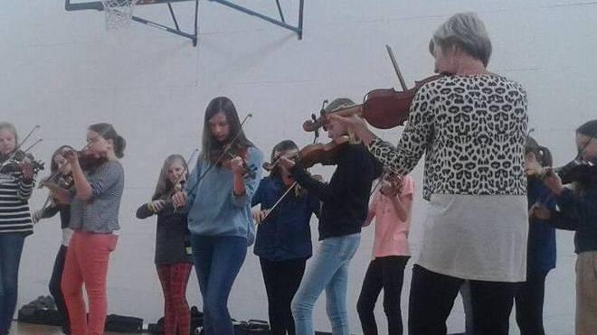 San Teodoro, musiciste svedesi a scuola
