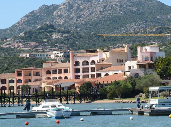 Suite al Cala di Volpe, via i sigilli 