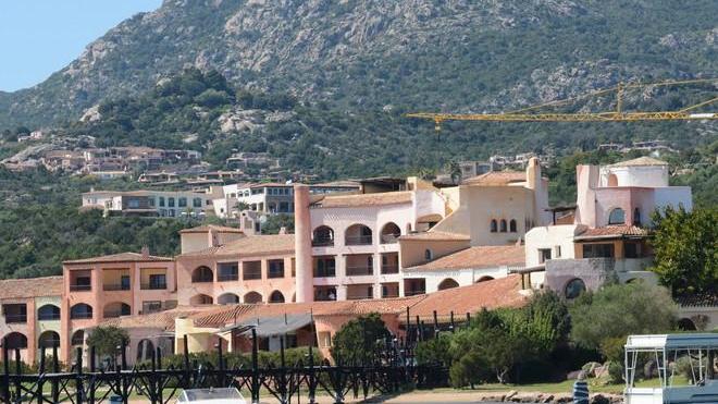 Suite al Cala di Volpe, via i sigilli