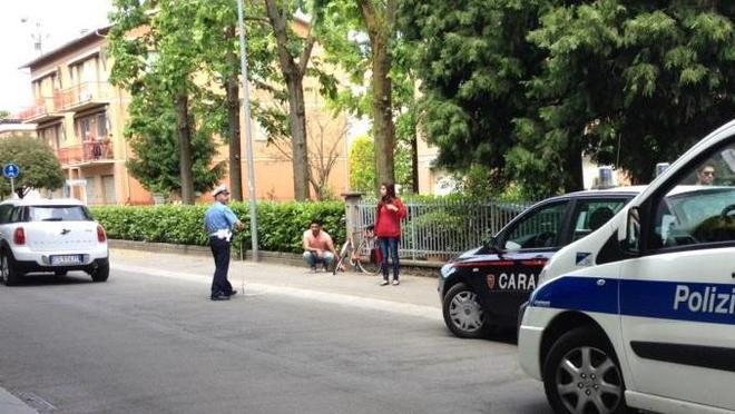 Ciclista travolto da un’auto in centro