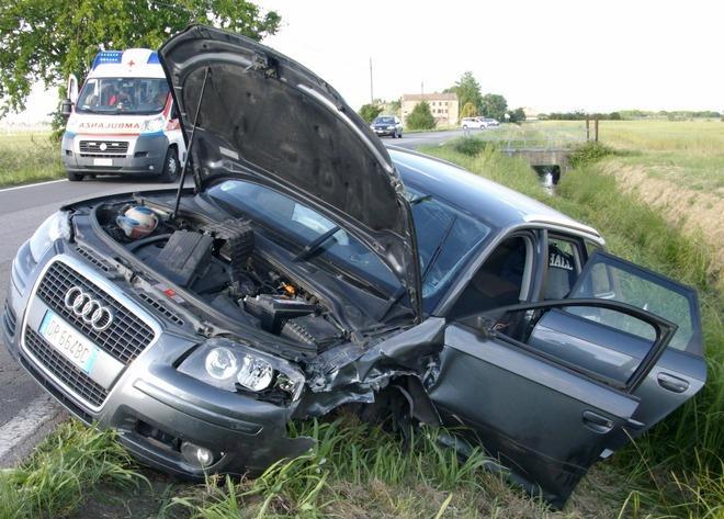 Scontro frontale: due automobilisti volano nei fossati 