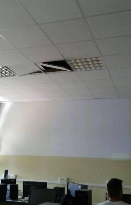 Sigonio, si stacca il controsoffitto 