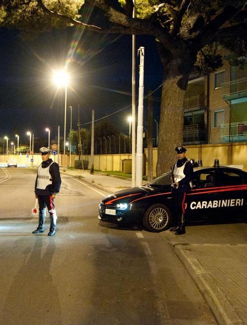 Minaccia di uccidere la madre e dorme con una mannaia sotto il cuscino: arrestato 