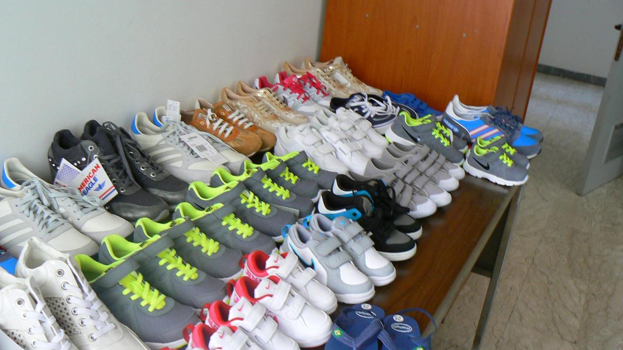 Scarpe di marca rubate e nascoste in un garage, denunciato un ventenne