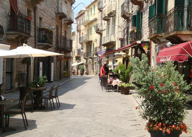 Giovane aggredito da banda di teppisti 