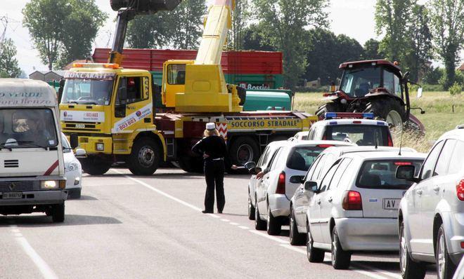 Trattore fuori strada, il rimorchio si ribalta 
