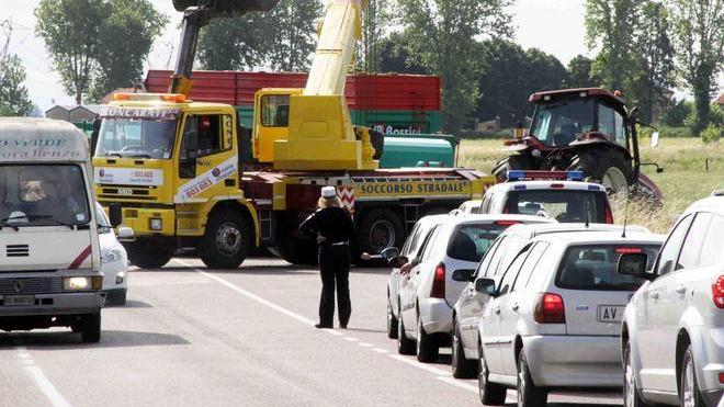 Trattore fuori strada, il rimorchio si ribalta