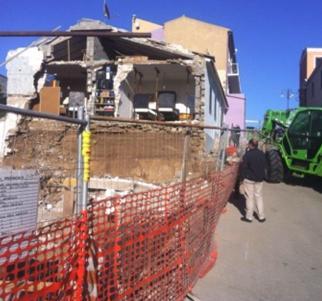 Crepa nel muro, marito e moglie ultraottantenni fanno in tempo a uscire e crolla tutto 