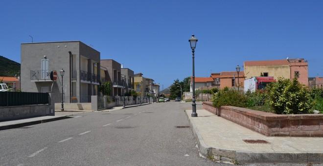 Bimba assalita da un cane mentre gioca a nascondino con le amiche 