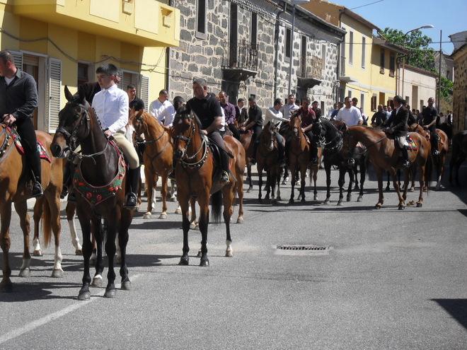 All’anteprima dell’Ardia due cavalli s’imbizzarriscono, cavalieri a terra 