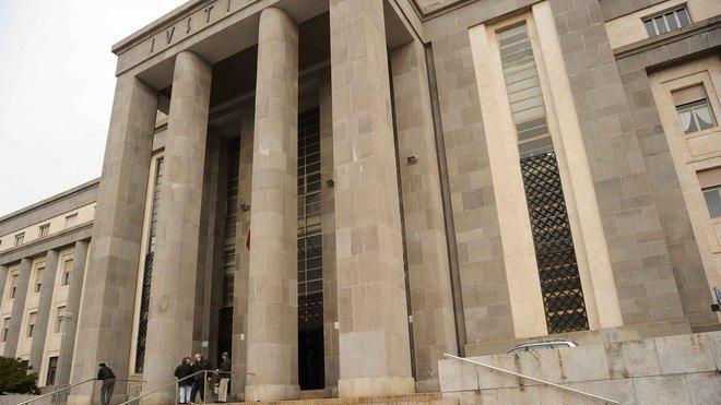 Accudiva il cagnolino di una bambina per poter abusare di lei
