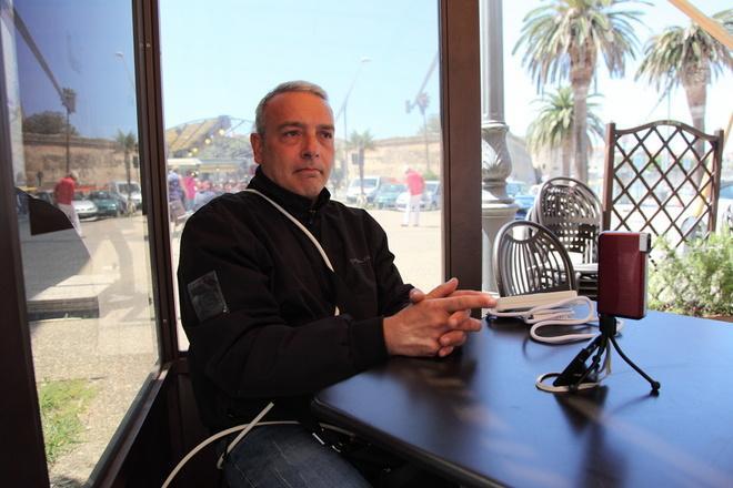 Guerra dei tavolini ad Alghero, si incatena per impedire lo sgombero 