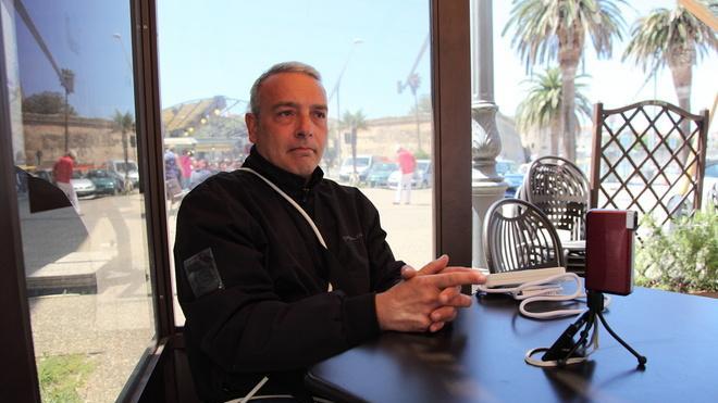 Guerra dei tavolini ad Alghero, si incatena per impedire lo sgombero