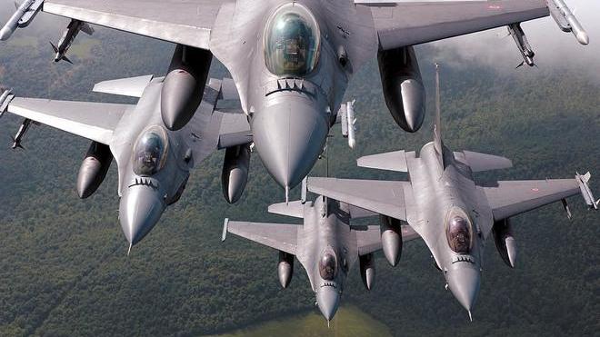 Il “bang” supersonico di due jet militari fa scattare la paura terremoto