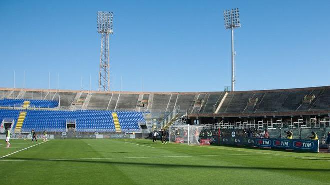 Sì al Sant’Elia con 16mila posti, “salvo” il Cagliari 2014-2015