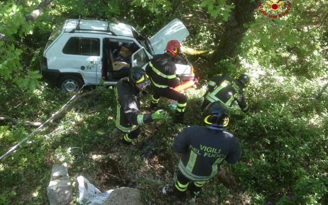 Giù nel dirupo con la Fiat Panda, salvi due ottantenni 
