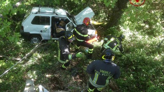 Giù nel dirupo con la Fiat Panda, salvi due ottantenni