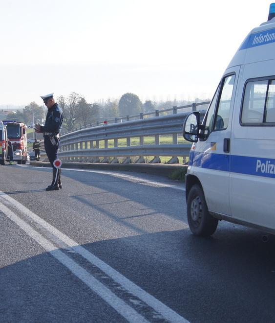 Mirandola, scontro auto-moto: un 24enne è grave in ospedale 
