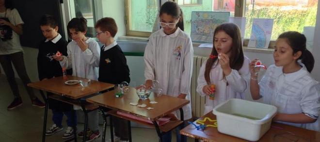 Gli studenti insegnano la chimica 