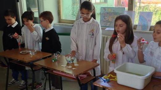 Gli studenti insegnano la chimica