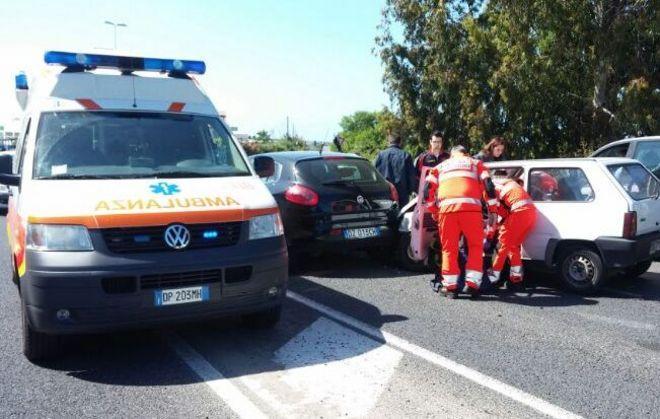 Scontro al semaforo ferito un giovane