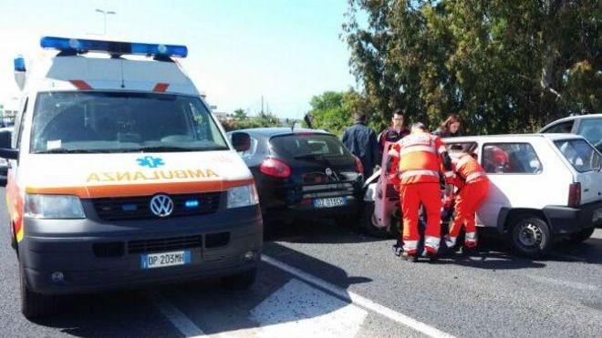 Scontro al semaforo ferito un giovane