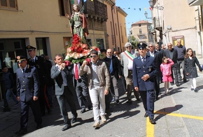 Grande processione per Santa Giusta nelle vie del paese