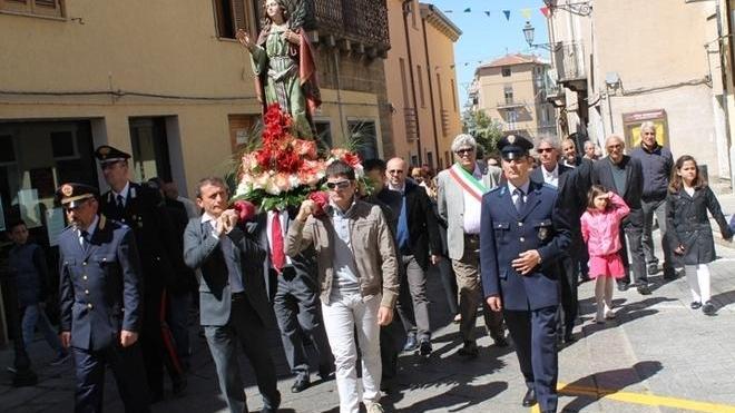 Grande processione per Santa Giusta nelle vie del paese