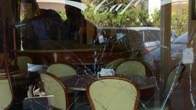 Una bomba devasta il bar “La dolce vita”