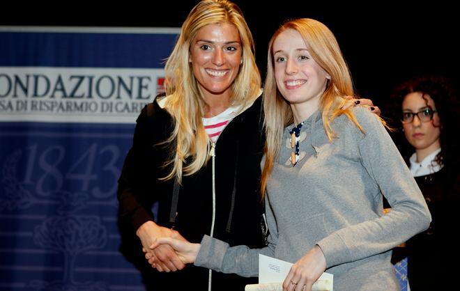 La Prof. Piccinini premia gli studenti migliori 