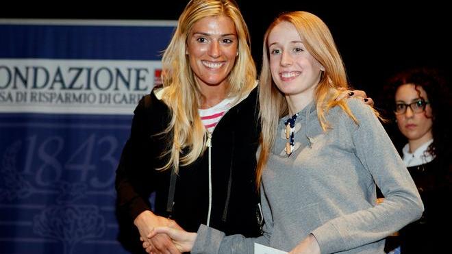 La Prof. Piccinini premia gli studenti migliori