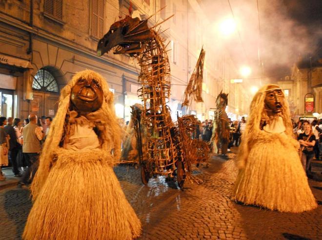 Notte bianca, vie chiuse in centro «Residenti, parcheggiate fuori»