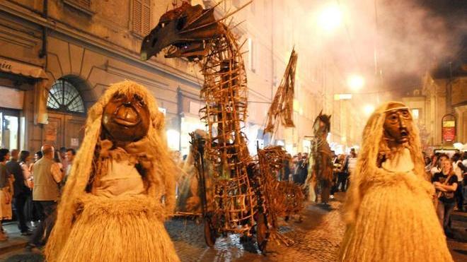 Notte bianca, vie chiuse in centro «Residenti, parcheggiate fuori»