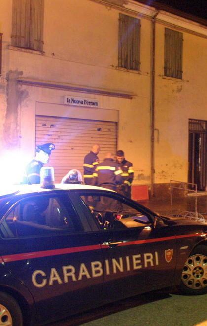 Entra in casa della ex e picchia i carabinieri 