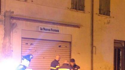 Entra in casa della ex e picchia i carabinieri