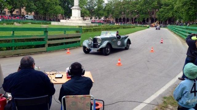 Ferrari, auto storiche e... fuori percorso: ecco la Mille Miglia