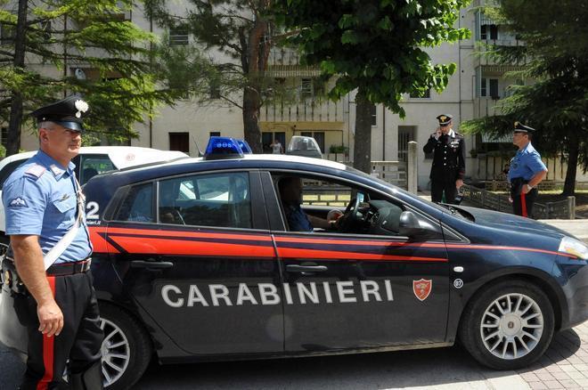 Chiama la famiglia nel Vercellese dalla Sardegna, ma sono tutti morti: uccisi da suo figlio 