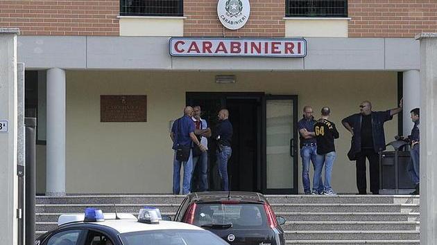 Ammanetta e sequestra la figlia ribelle