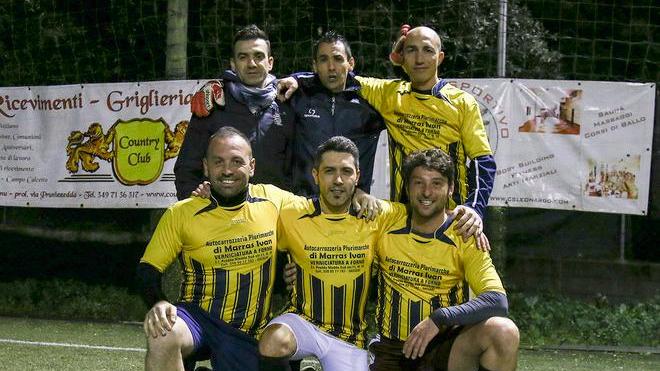 Il trofeo all’Autocarrozzeria Marras