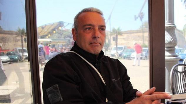 Un gestore si incatena al suo gazebo